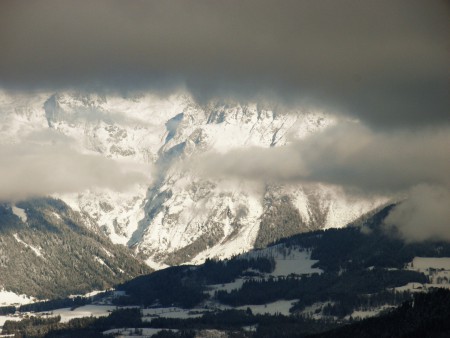 Salzburger Land: Die Sonne verdrängt den Nebel - Blick vom Ballon zu den Hängen des Tennengebirges